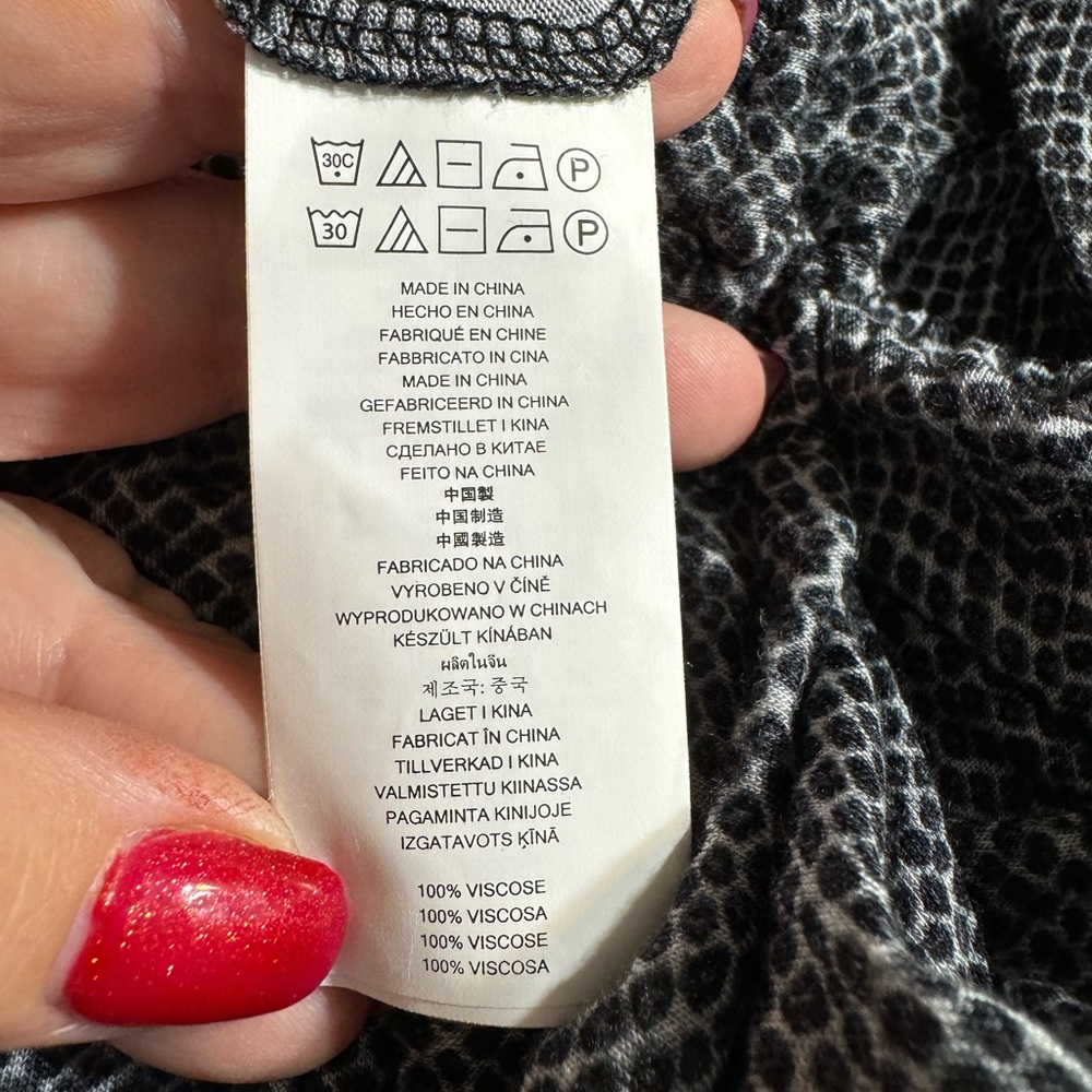 MICHAEL KORS  NEUTRAL PRINT TOP w/KEY HOLE NECKLINE DETAIL  PLUS: 3X   #9 - Picture 10 of 10